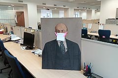 Ильич в&nbsp;маске в&nbsp;пустом офисе