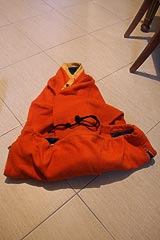 Процесс заворачивания бутылки в&nbsp;кофту