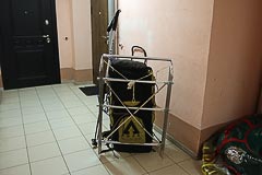 Переноска санок, привязанных к&nbsp;рюкзаку