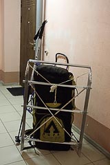 Переноска санок, привязанных к&nbsp;рюкзаку