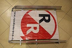 Санки с&nbsp;баннером «RandomRace», вид снизу