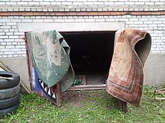 Ковры сохнут на&nbsp;воротах подвала