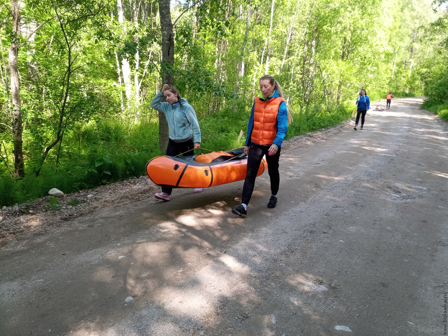 Участники относят снаряжение в&nbsp;транзитную зону